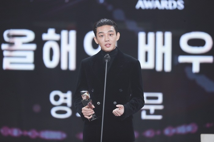 배우 유아인이 '2021 AAA' 대상-배우(영화)부문 수상소감을 밝히고 있다.  (사진=2021AAA 제공)