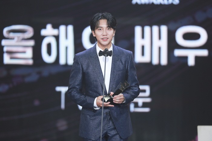 가수 겸 배우 이승기가 '2021 AAA' 대상-배우(TV드라마)부문 수상소감을 밝히고 있다.  (사진=2021AAA 제공)