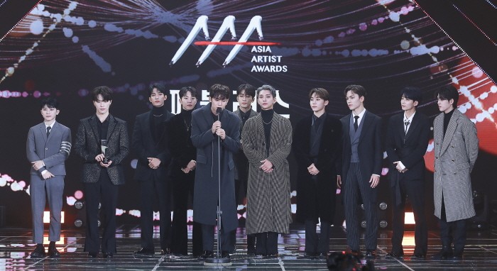 그룹 세븐틴이 '2021 AAA' 페뷸러스 부문 수상소감을 밝히고 있다.  (사진=2021AAA 제공)