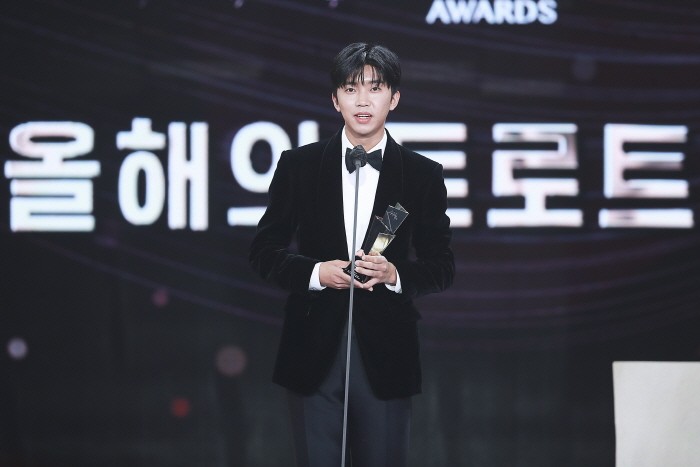 가수 임영웅이 '2021 AAA' 대상-올해의 트로트 부문 수상소감을 밝히고 있다.  (사진=2021AAA 제공)