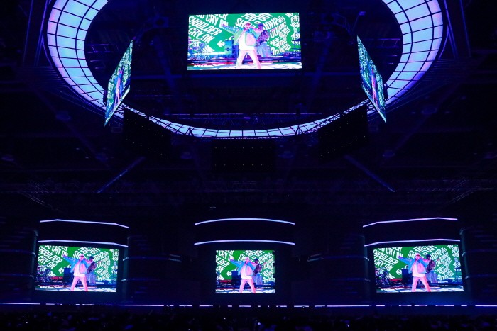'2021 위버스콘' 오프공연장에 비쳐진 저스틴비버의 무대. (사진=하이브(HYBE) 제공)