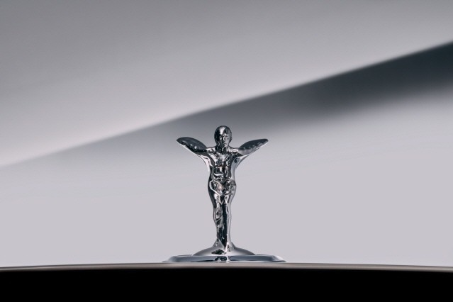 롤스로이스, 순수 전기차 스펙터를 위한 새 ‘환희의 여신상’ 공개