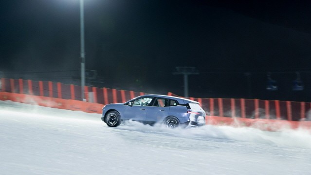 BMW iX, 양산 순수 전기차로 세계 최초 스키 슬로프 등반