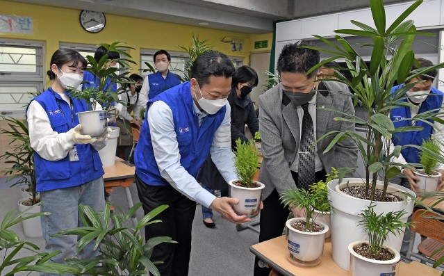 현대모비스 임직원, 공기 정화 식물 키워 초등학교에 기증