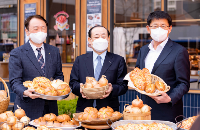 권준학 NH농협은행장(좌), 황재복 SPC그룹 대표이사(중), 서삼석 국회의원(우)이 기념 촬영을 하고 있다. 사진=NH농협은행.