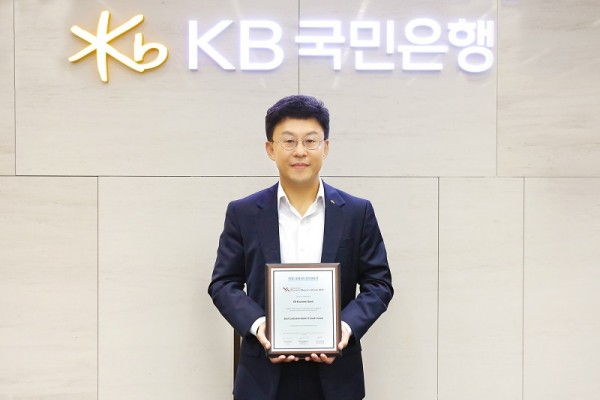 지난 27일 아시안뱅커가 주관한 'The Asian Banker Financial Markets Awards 2022' 비대면 시상식에서 이상화 KB국민은행 금융투자상품본부 상무가 상패를 들고 기념촬영을 하고 있다. 사진=KB국민은행