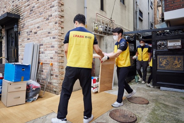 19일, HDC현대산업개발 임직원들이 수해 복구 중인 동작구 지역 취약계층의 세대 내 청소와 가구정비 등을 진행하고 있다. 사진=HDC현대산업개발