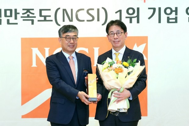 29일 서울시 중구 롯데호텔에서 열린 '2022년도 국가고객만족도(NCSI) 1위 기업 인증식'에서 (왼쪽)안완기 한국생산성본부 회장과 (오른쪽)이재근 KB국민은행장이 기념촬영을 하고 있다. 사진=KB국민은행