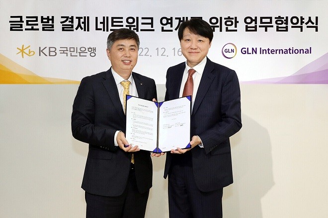 지난 16일 서울시 서초구에 위치한 GLN인터내셔널 사옥에서 열린 '글로벌 결제 네트워크 연계'를 위한 업무협약식에서 (왼쪽)박형주 KB국민은행 디지털신사업본부장과 (오른쪽)한준성 GLN인터내셔널 대표가 기념촬영을 하고 있다. 사진=KB국민은행