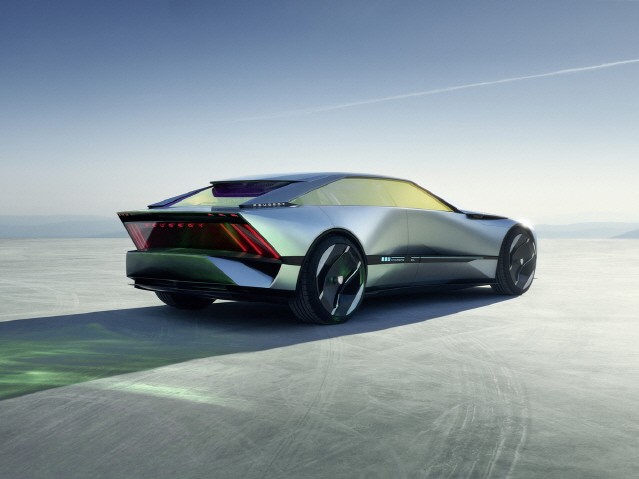 푸조 “2025년까지 모든 차에 전기차 버전 선보일 것”