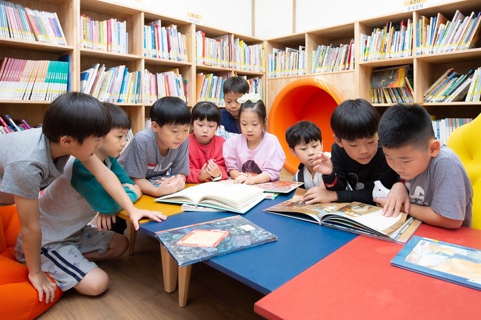 KB작은도서관에서 아이들이 책을 읽고 있다. 사진=KB국민은행