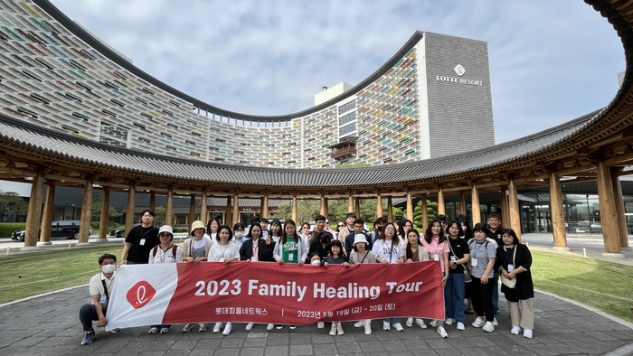‘2023 Family Healing Tour’에 참여한 롯데피플네트웍스 직원과 가족들이 롯데 부여 리조트 정원에서 기념사진을 촬영하고 있다. 사진=롯데피플네트웍스.