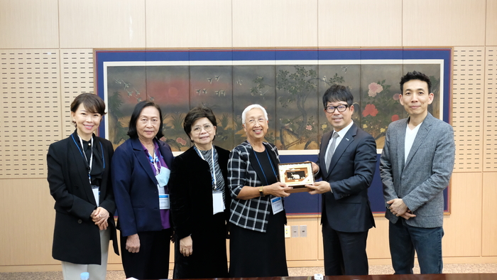 비상교육 양태회 대표(우측 두 번째)와 비상교육 글로벌 디지털 전략 코어그룹 허우건 그룹장(우)이 폰푼 와이타양쿤 IAFSW 이사장(좌측 네 번째), 진타나 폰락사마니(좌측 첫 번째)와 MOU체결 후 기념사진을 촬영하고 있다. 사진=비상교육.