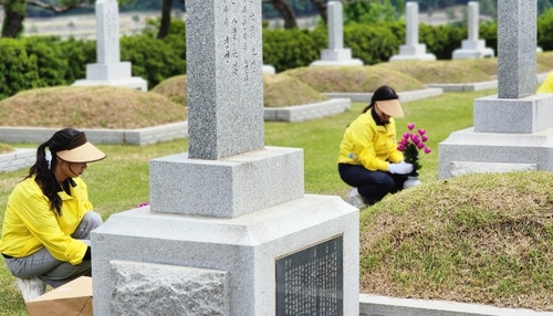 아성다이소 임직원들이 국립서울현충원에서 묘역정화 봉사활동을 진행하고 있다. 사진=아성다이소.