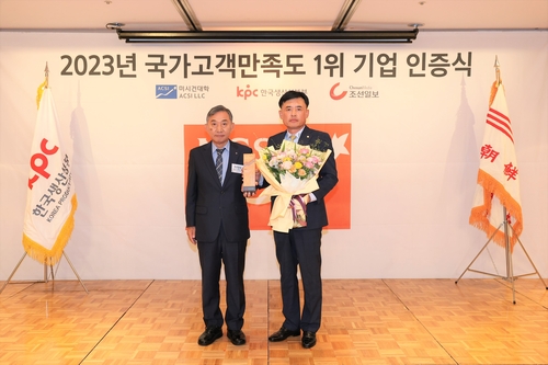 2023년 국가고객만족도(NCSI) 라면 부문 1위 인증식에서 조선일보 홍준호 대표이사(좌)와오뚜기 황성만 사장이 기념사진을 촬영하고 있다. 사진=오뚜기.