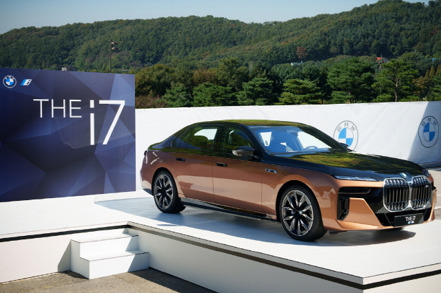 BMW i7 M70