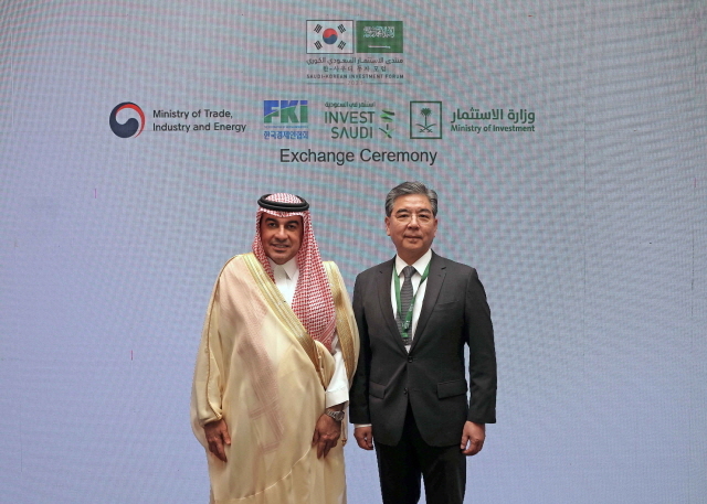 바르드 알바드르(Badr AlBadr) 사우디 투자부 차관(왼쪽)과 장재훈 현대자동차 사장