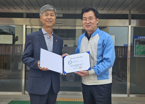 인증서를 전달하는 한국장애인고용공단 이계천 경기지역본부장(좌)과 스위트위드 여상연 관리팀장이 기념사진을 촬영하고 있다. 사진=롯데웰푸드.