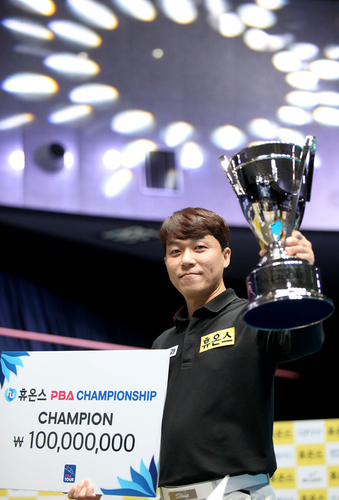 지난 30일 '휴온스 PBA 챔피언십'에서 우승한 최성원이 우승 트로피를 들어올리고 있다. 사진=PBA프로당구협회.