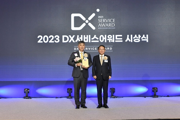 지난 8일 서울시 중구 소공동 롯데호텔에서 진행된 '2023 DX서비스어워드' 시상식에서 강명수 한국표준협회장(오른쪽)과 박형주 KB국민은행 디지털신사업본부장(왼쪽)이 기념사진을 촬영하고 있다. 사진=KB국민은행