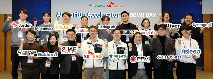 하나은행은 지난 23일 SK텔레콤과 인터콘티넨탈 서울 코엑스에서 AI 유망 스타트업을 위한 'AI Startup Accelerator 1기' 데모데이 행사를 개최했다. 행사에 참여한 정재욱 하나은행 디지털신사업본부 본부장(사진 앞줄 왼쪽에서 다섯번째)과 강세원 SK텔레콤 ESG 추진 담당(사진 앞줄 왼쪽에서 네번째)이 참여업체 대표들과 기념촬영을 하고 있다. 사진=하나은행