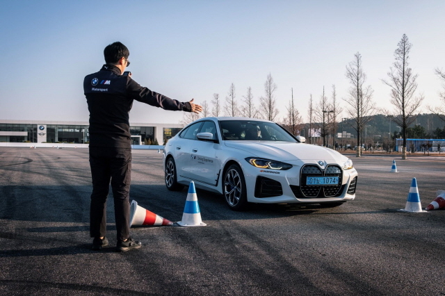 BMW 코리아, BMW 드라이빙 센터 '스타터 팩'에 전기차 i4 도입