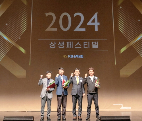 '2024 협력업체 연도대상'을 수상한 KB매직카 안양석수점 원규연 대표(왼쪽), 조운공업사 주정은 대표(왼쪽에서 두 번째), 월드자동차공업사 양민식 대표(오른쪽)와 KB손해사정 김민기 사장(왼쪽에서 두 번째)가 기념사진을 찍고 있다. 사진=KB손해보험.