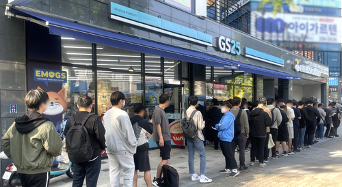 5월 3일 진행된 블루 아카이브 팝업스토어행사에 고객들이 줄 서 있다. 사진=GS리테일.