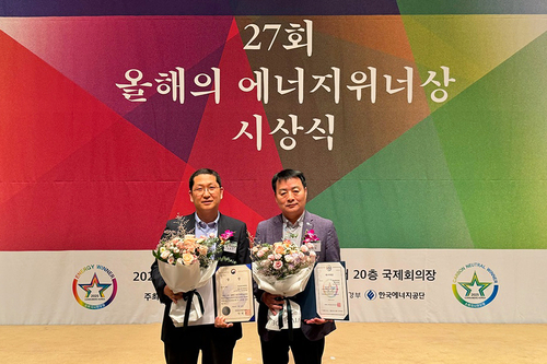 (왼쪽부터)교원웰스 김형규 개발팀장과 교원웰스 변희태 개발생산부문장이 기념사진을 촬영하고 있다. 사진=교원.