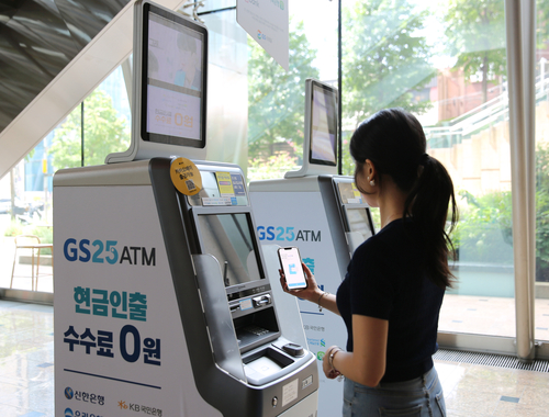 GS25의 ATM에서 고객이 트래블월렛카드를 발급받고 있다. 사진=GS리테일.