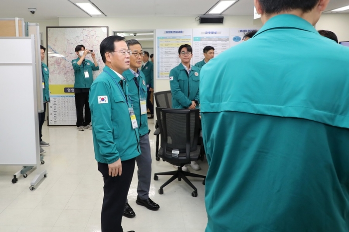 지난 19일 우리은행 조병규 은행장이 우리은행 본점 비상 대비 상황실을 찾아 '2024 을지연습'에 참여한 직원들을 격려하고 있다. 사진=우리은행