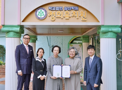 (왼쪽부터)롯데웰푸드 배성우 마케팅본부장, 정의유치원 육정은 부원장, 정의유치원 김영희 원장, 황윤숙 대한치과위생사협회장, 이병진 충치예방연구회장이 인증식 이후 기념사진을 촬영하고 있다. 사진=롯데웰푸드.