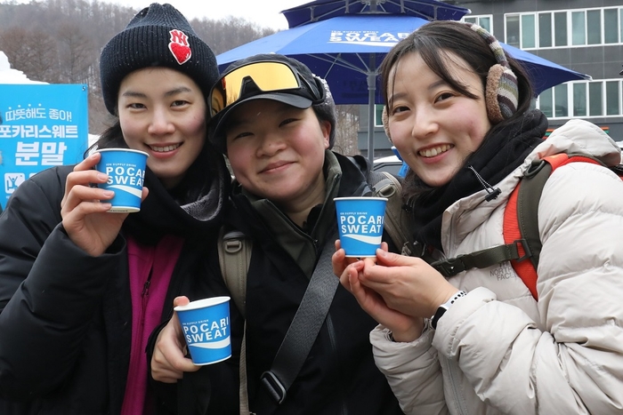 오는 16일부터 20일까지 충남 공주시 금강신관공원에서 열리는 '제8회 겨울공주 군밤축제'에서 동아오츠카가 따뜻한 포카리스웨트 시음 행사를 진행한다. 사진=동아오츠카