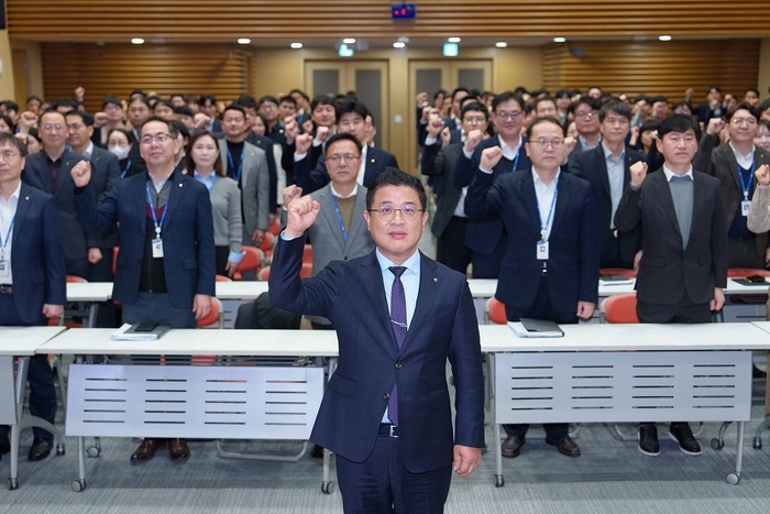 지난 14일 NH농협은행 여신심사부문 김성훈 부행장과 임직원 170여명이 서울 중구 소재 농협은행 본사에서 '2025년 사업추진 및 윤리경영 실천 결의대회'를 실시했다. 사진=NH농협은행