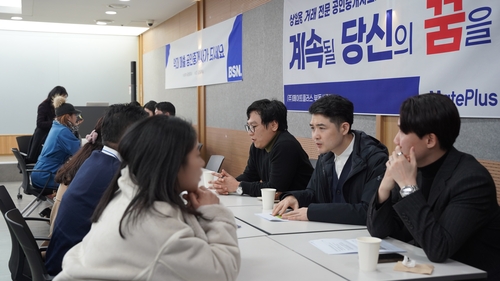 '공인중개사 취업 박람회'에서 참석자들이 중개법인 부스를 방문해 상담을 받고 있다. 사진=에듀윌.