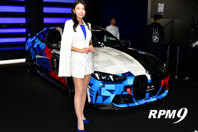 [포토] BMW 부스를 빛낸 도쿄 오토살롱 레이스 퀸