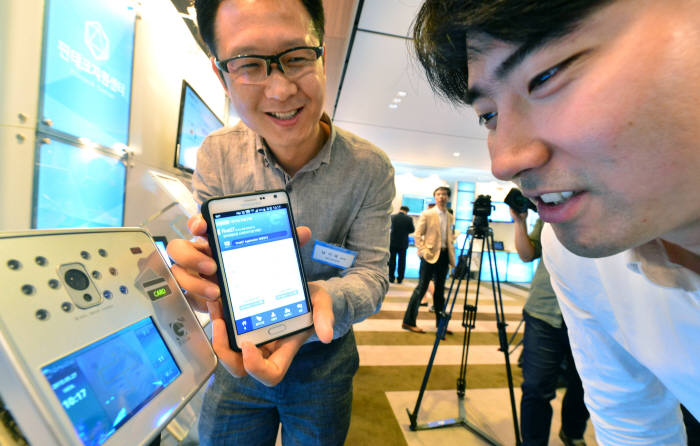 `얼굴 도장`으로 출퇴근 관리부터 은행 출입까지… 얼굴인식 솔루션 도입 본격화