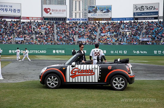 아주라 미니? MINI, 부산서 롯데 자이언츠 이색 응원