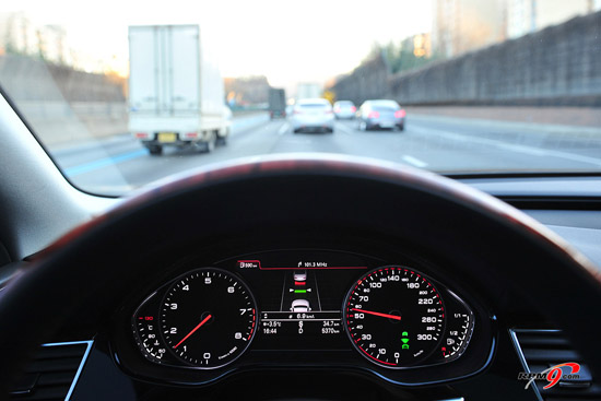 ▲ 80km/h로 설정되어 있지만 앞차의 속도가 낮아져, 거리를 유지하며 60km/h 이하로 주행중인 상태