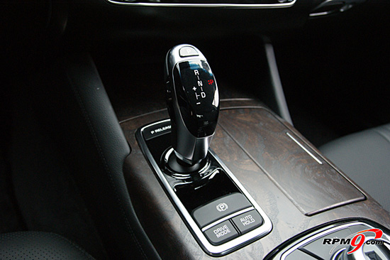 ▲ BMW의 것을 연상시키는 전자식 변속 레버를 적용했다.