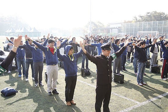 떡볶이 먹고 박 터뜨리고... 수입차 행사 맞아?