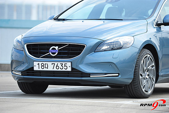 ▲ XC60, S60에서 콧구멍처럼 자리했던 LED주간주행등은 범퍼 아래쪽 흡기구에 가는 선으로 배치됐다.