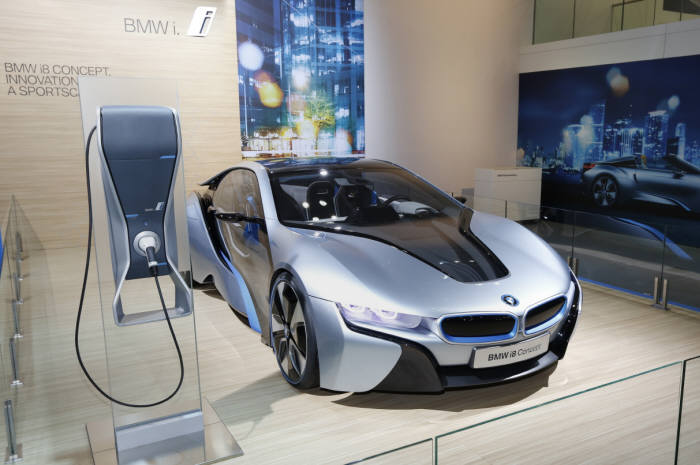 ▲ BMW의 플러그인하이브리드 스포츠카 i8