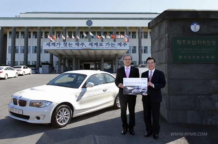 ▲ BMW 그룹 코리아 김효준 대표(왼쪽)가 제주특별자치도 우근민 도지사(오른쪽)에게 BMW의 친환경 전기차 액티브 E를 전달하고 있다.(제공=BMW코리아)