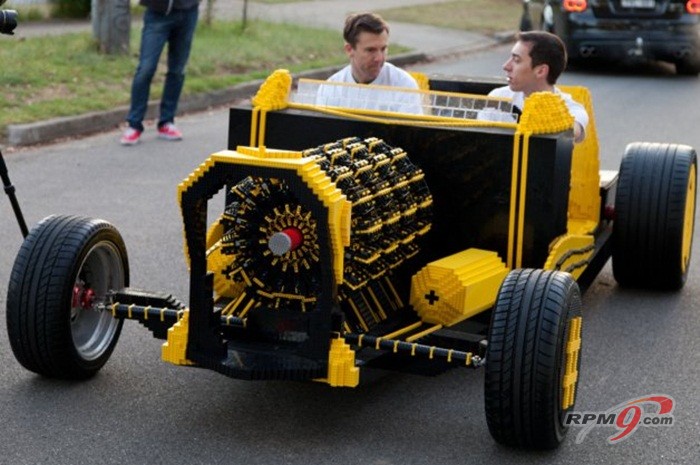 ▲ 레고 50만 조각으로 만든 레고자동차가 도로 위를 주행하고 있다.(사진=유튜브)