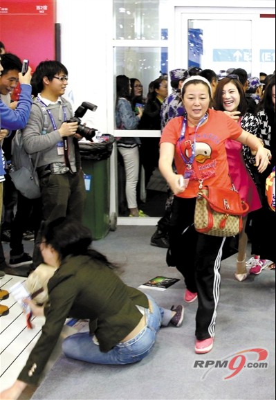 ▲ 김수현이 방문하는 W2 전시관에 사람들이 모이고 있다. (사진 출처=http://epaper.bjnews.com.cn/html/2014-04/21/content_507561.htm?div=0)