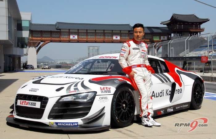 ▲ 2014 아우디 R8 LMS 컵 레이싱 카 디자인 공모전 우승작으로 새롭게 랩핑한 유경욱 선수 출전 차 (사진=모터트렌드)