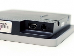 전원 및 데이터 교환 케이블을 연결하는 USB 단자와 이어폰 연결 단자가 제품 한쪽에 위치해 있다.