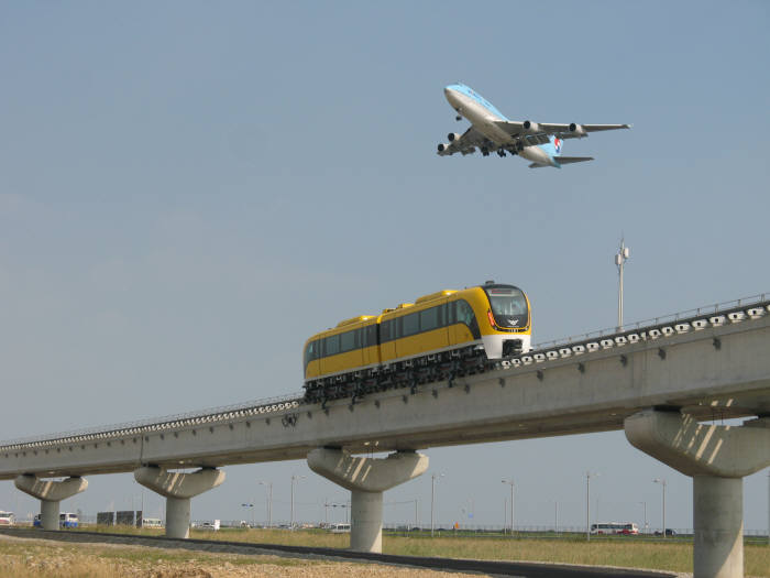 7월 개통하는 인천공항 자기부상철도 열차가 영종도 일대에서 시운전 중이다.