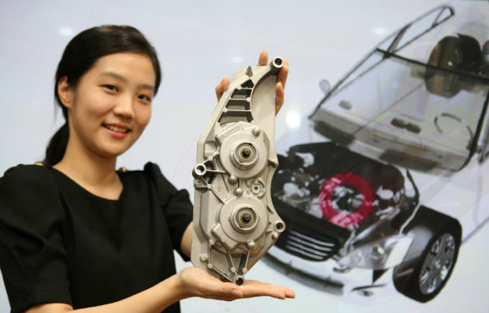 LG이노텍(대표 이웅범)은 세계 처음 희토류를 쓰지 않는 자동차 듀얼클러치 변속기(DCT)용 모터(사진)를 개발했다고 28일 밝혔다. 회사 직원이 희토류 프리(Free) DCT용 모터를 들고 웃고 있다.